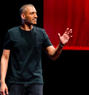 Hardeep Dhanjal i podcaststudiet om den menneskelige faktor