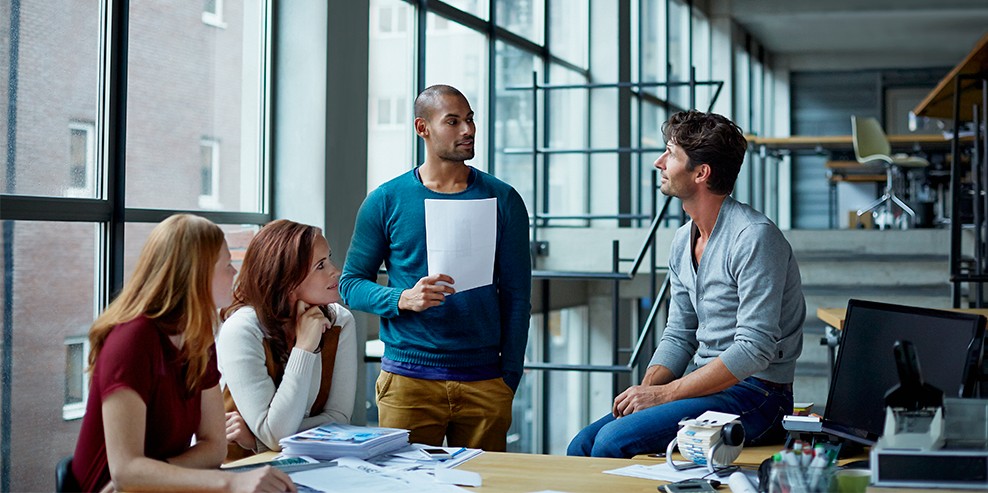 Kollegaer i dialog om kommunikation under et møde