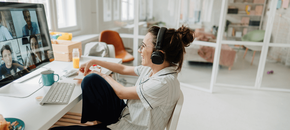 Hvad er distanceledelse? Kvinde i online møde