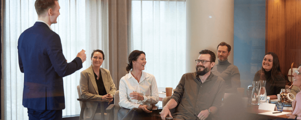 Hvad kan du forvente af en salgsuddannelse?: Underviser står foran en gruppe kursister