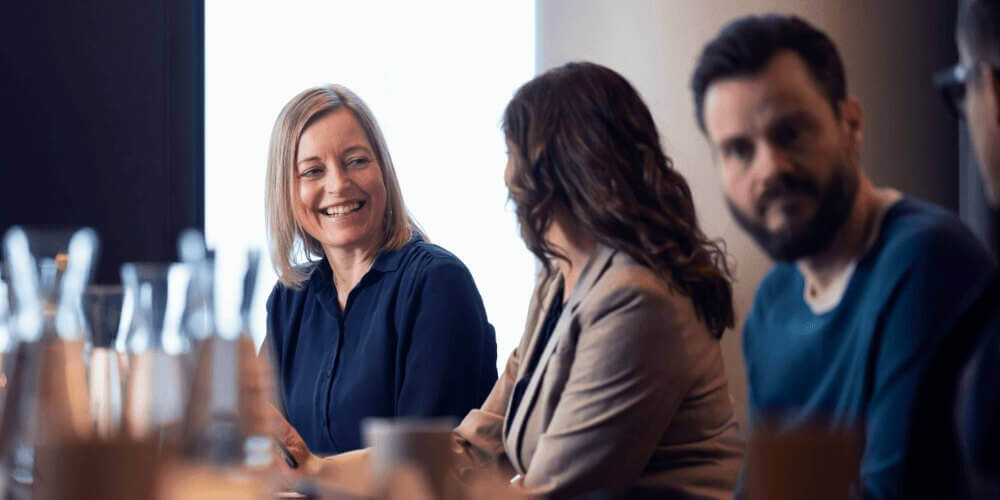 Åbne kurser: Smilende kvindelig underviser