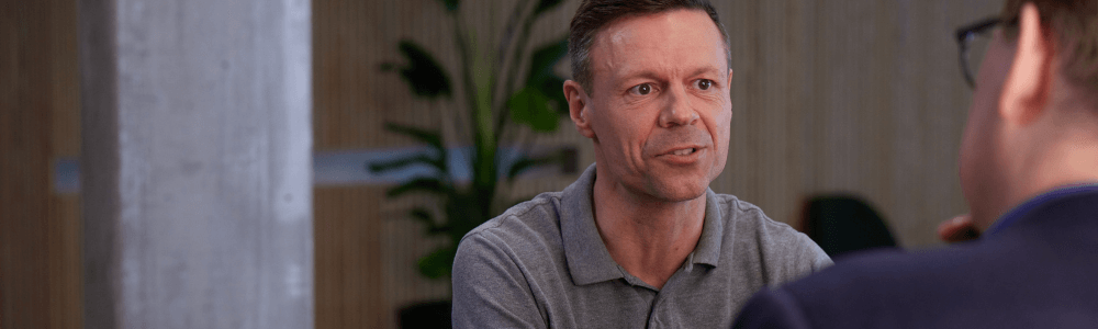 Leder og medarbejder taler sammen