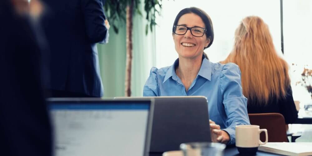 Key Account Manager uddannelse: Mand og dame sidder ved højt bord og taler