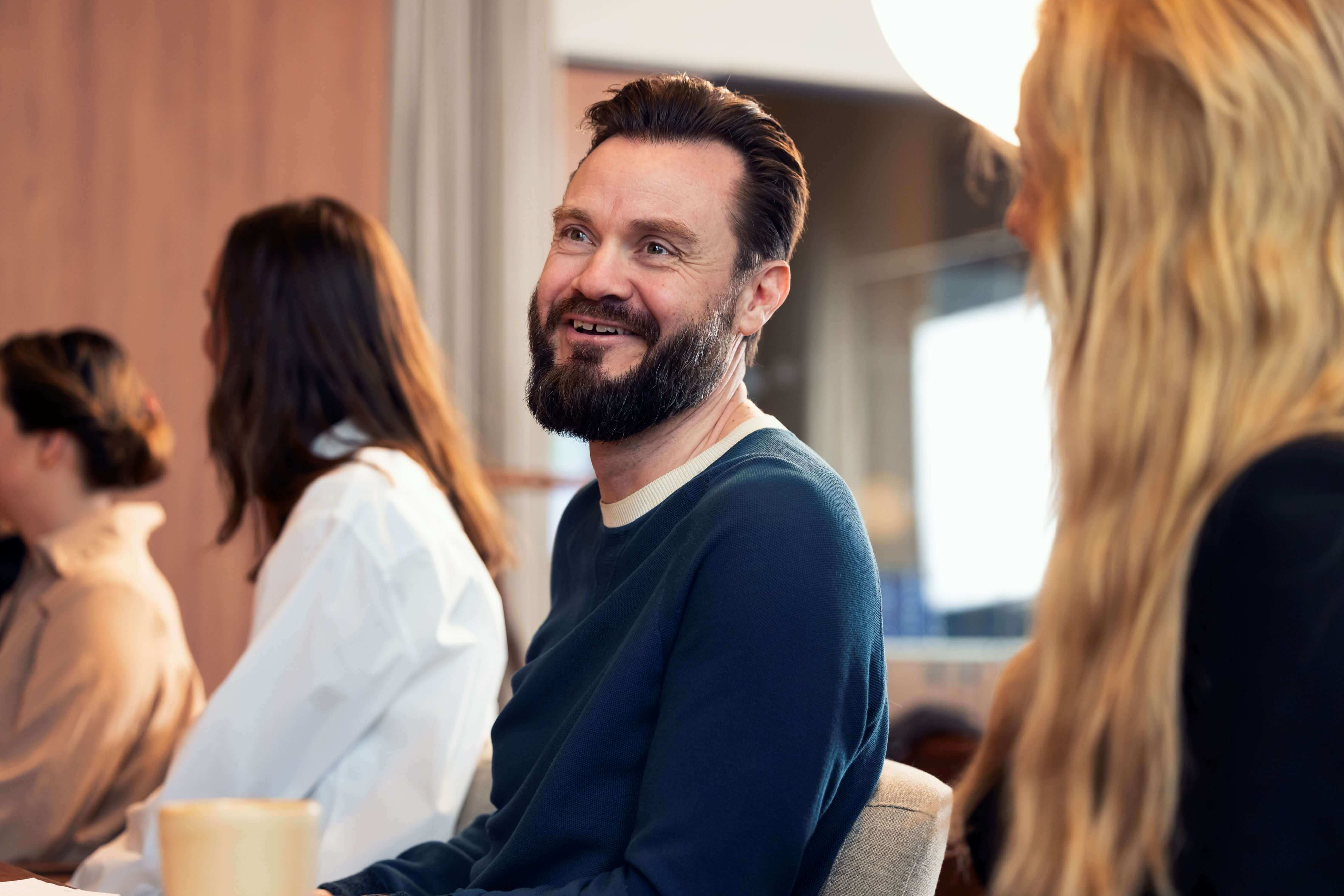 Salgstræning: Glade kursister omkring et bord