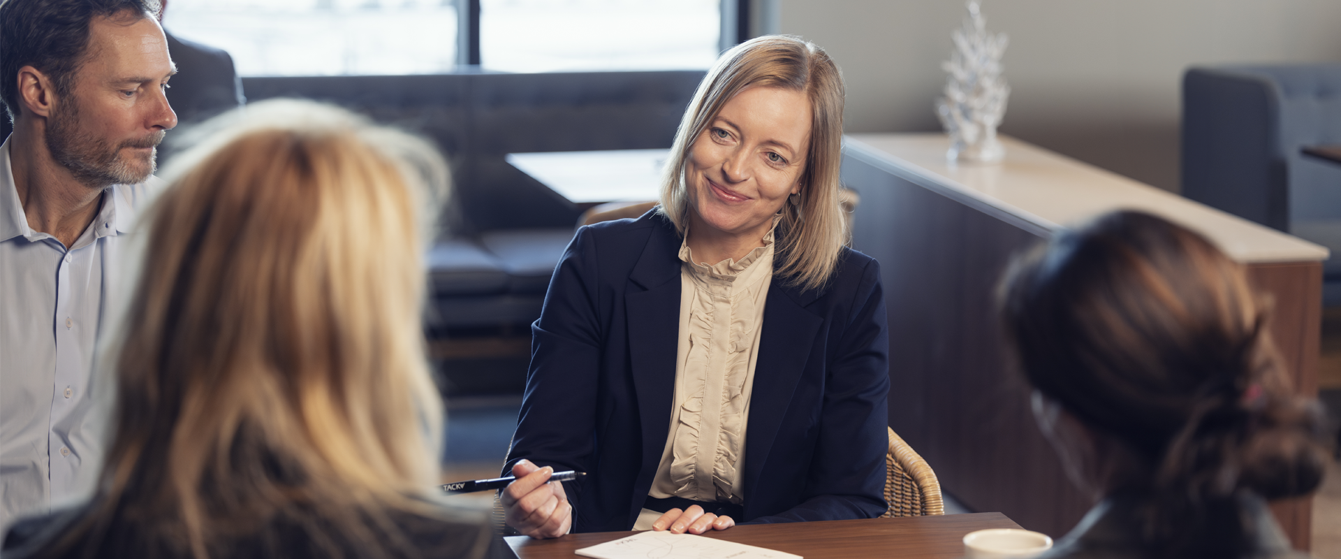 Kursister til kursus i koordinering sidder om et bord Kursister til kursus i koordinering sidder om et bord