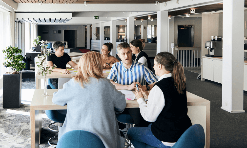 KolleKolle kursuslokation: Kursister ved bord