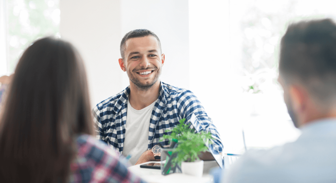 Det kloge salg skaber relationer: Glad sælger med to kunder