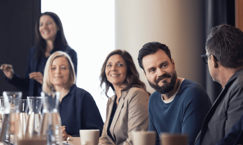 Distanceledelse: kursister ved et bord