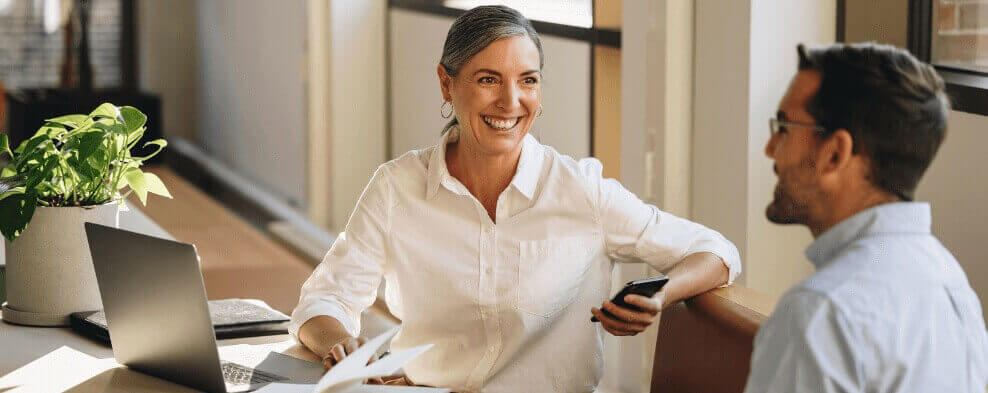 Ledelsesuddannelse: mand og dame sidder sammen og snakker