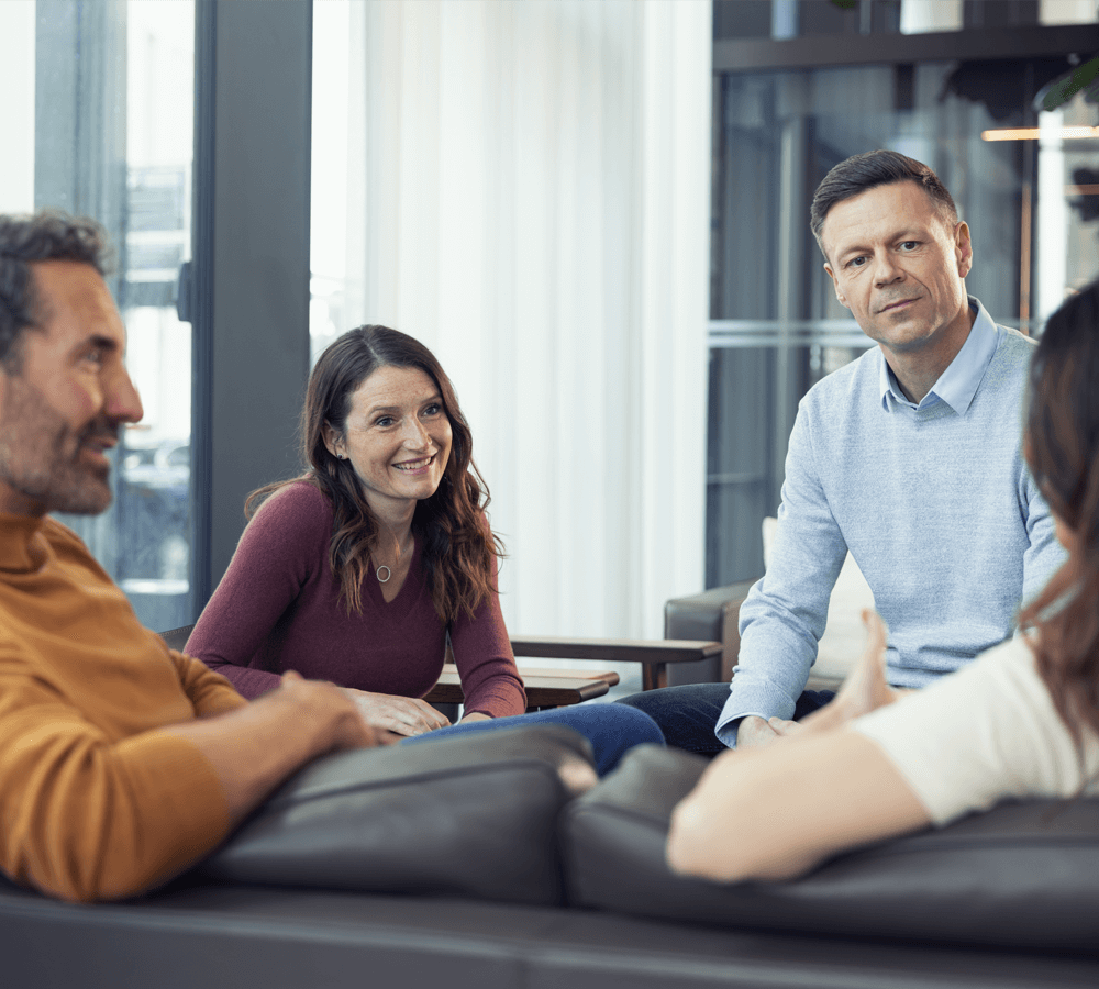 Hvad er god ledelse: Kvinde sidder og taler med en mand