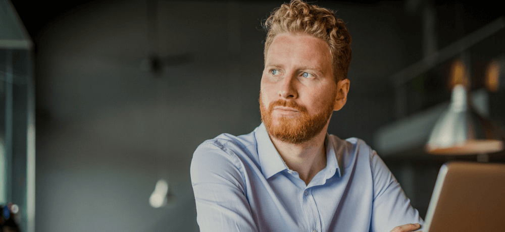 Konflikttyper: eftertænksom mand ved arbejdsstation