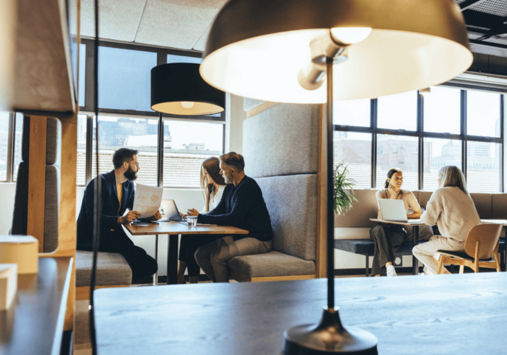 Kurser i konflikthåndtering: kursister ved bord