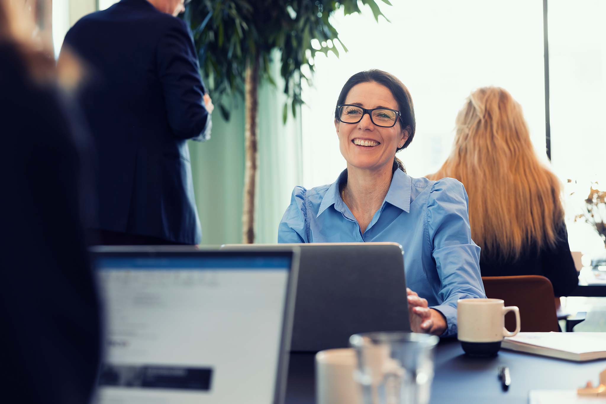 Hvorfor salgskursus: Smilende mand sidder ved et bord
