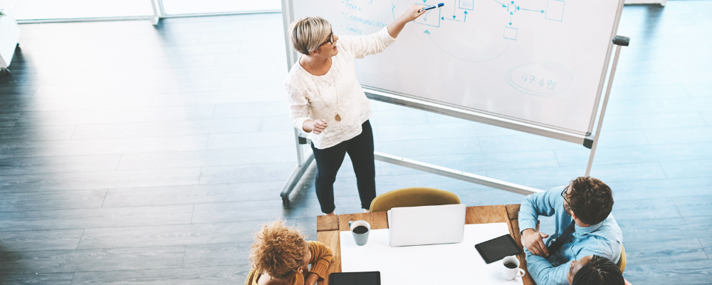 underviser ved tavle underviser ved tavle